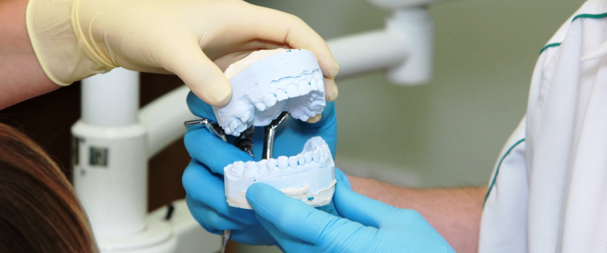 Стоматолог-ортопед - что это за врач, чем занимается